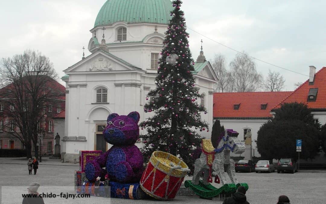 Árbol de Navidad y luces navideñas en Varsovia